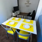 Departamento Reciclado Zona Pichincha Con Cochera Adicional En El Mismo Edificio